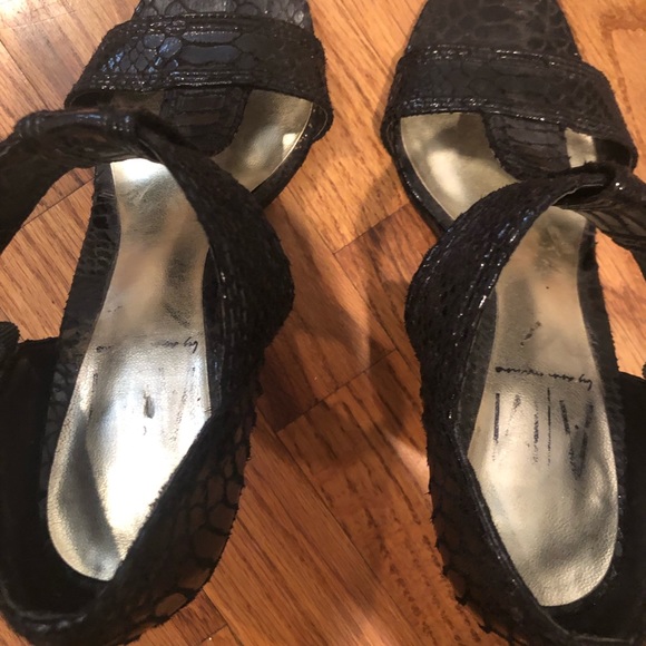 Black snake pattern ankle strap heels🥑🥑🥑 - Picture 4 of 4